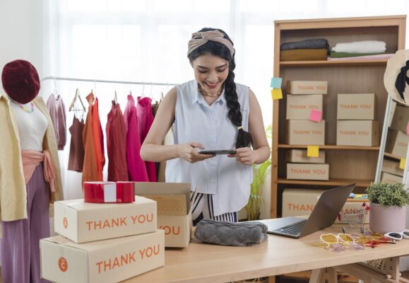 E-commerce en el tiempo. Mujer emprendedora vende por medio del ecommerce